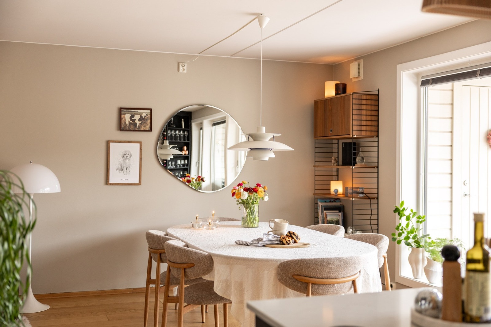 Stuen er romslig og lett å innrede med både sofa- og spiseplass. Galleribilde