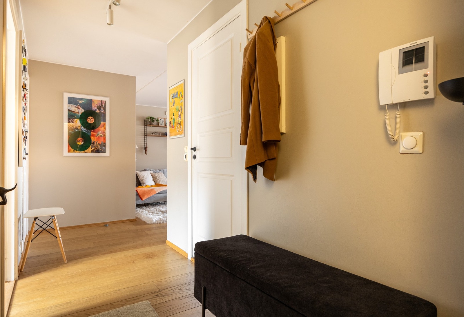 Romslig velkomst med plass til oppheng av yttertøy. Galleribilde