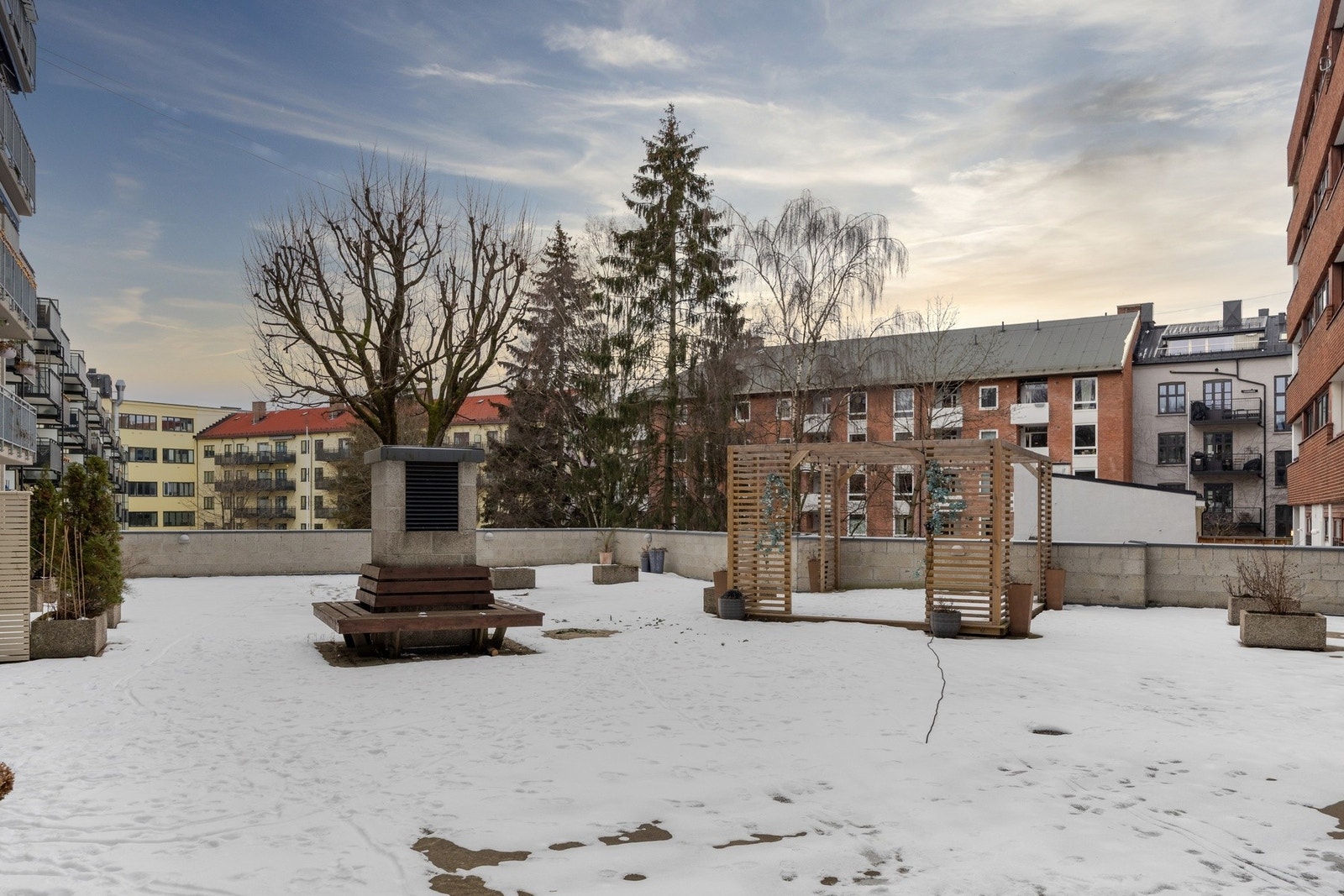 Hyggelig felles bakgård med pargola hvor man kan ha sammenkomster. Galleribilde