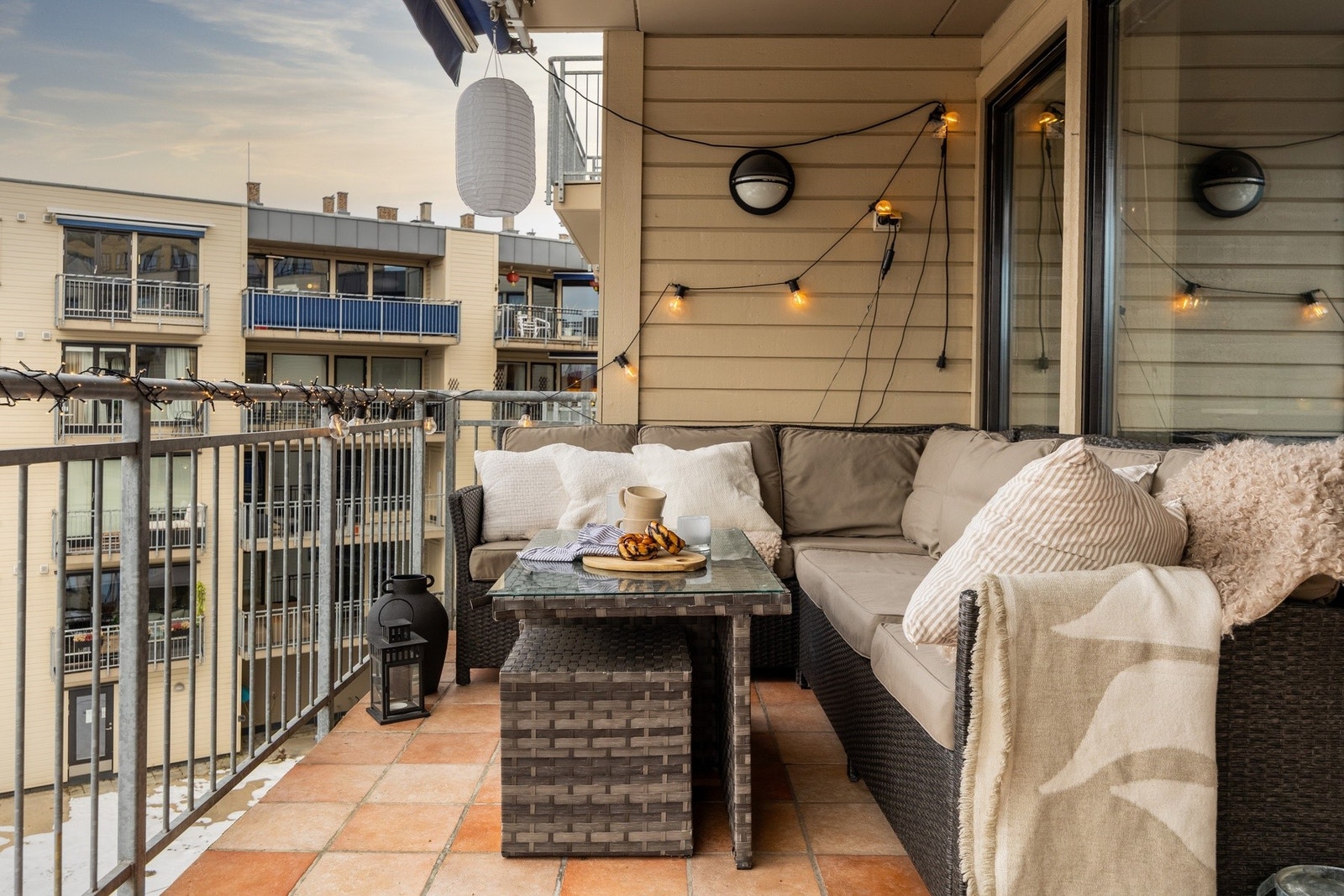 Solrik balkong på hele 12 kvm, perfekt for sosiale sammenkomster. Galleribilde