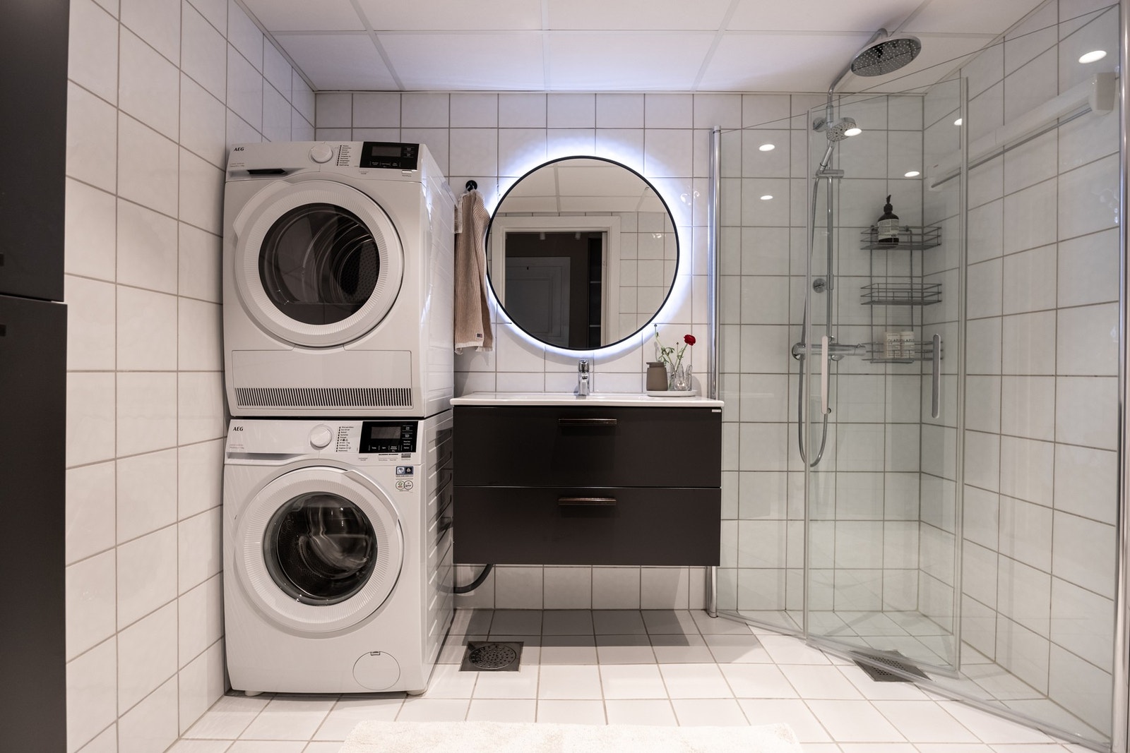 Stort og pent baderom med flislagt gulv med varme. Opplegg for både vaskemaskin og tørketrommel. Galleribilde