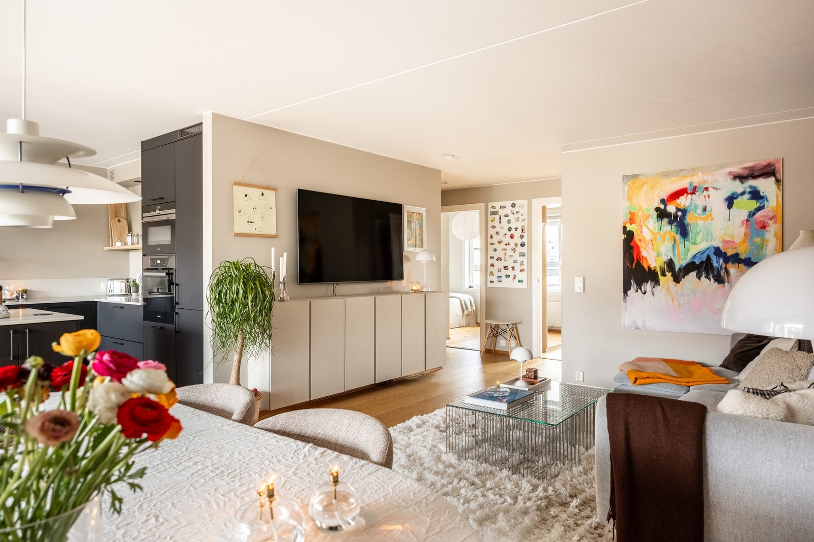 Stort oppholdsrom som enkelt kan deles opp i ulike soner. Galleribilde