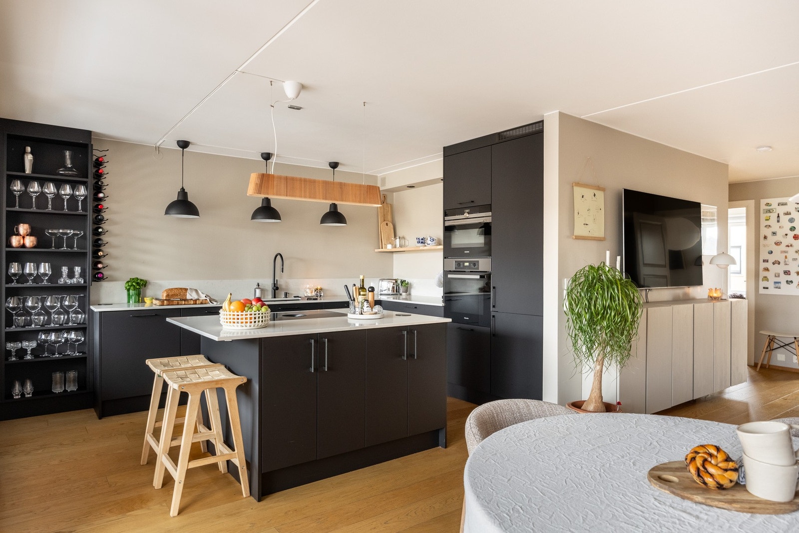 Alle veggflater ble malt i 2023 i moderne fargetoner. Galleribilde