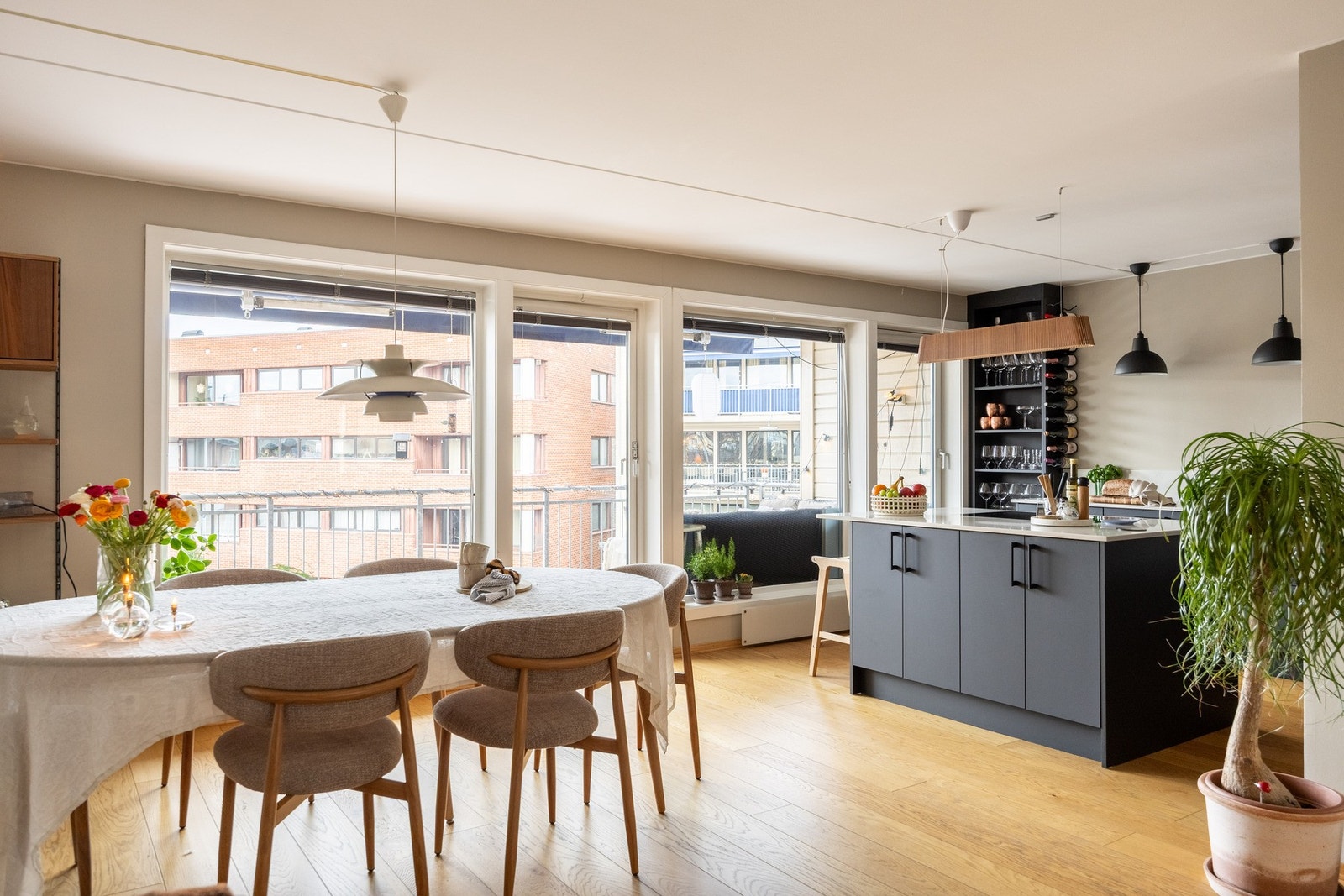 Lekker 3-roms selveierleilighet med egen garasjeplass med elbillader og solrik balkong. Galleribilde