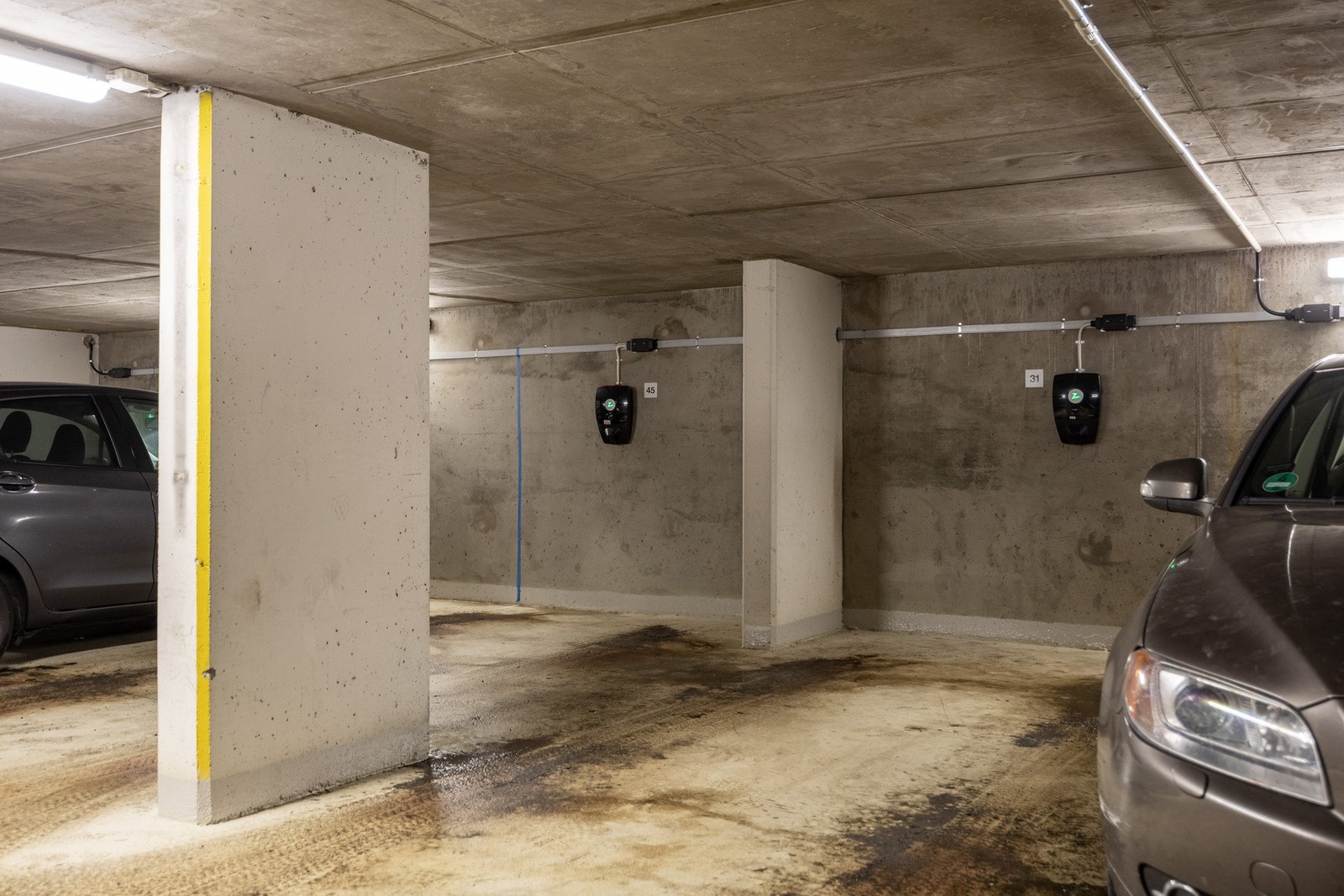 Medfølger egen garasjeplass med elbillader. Enkel tilkomst fra leiligheten med heis. Galleribilde