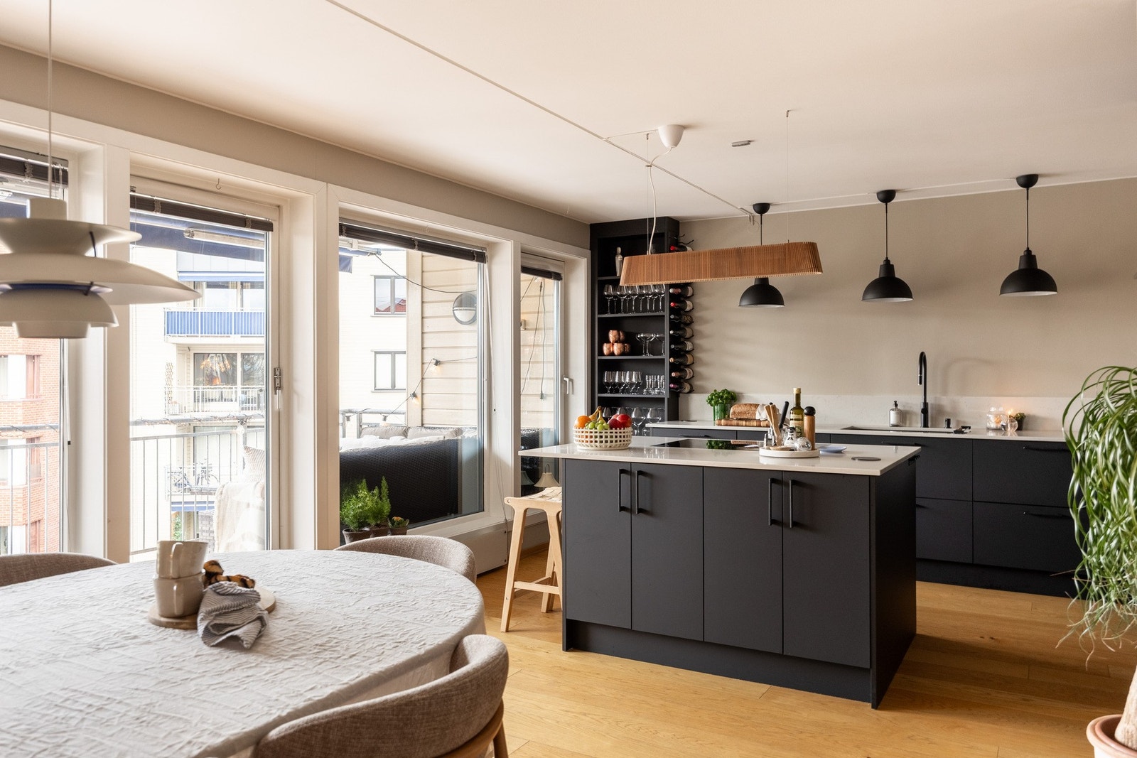 Sosialt og luftig kjøkken med gjennomtenkte og praktiske løsninger, samt rikelig med skap- og benkeplass. Galleribilde