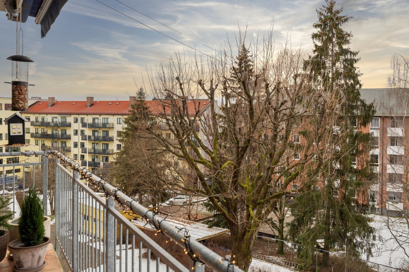 Luftig og frodig utsyn. Gode solforhold fra kl. 15:00 til omkring kl. 23:00. Galleribilde