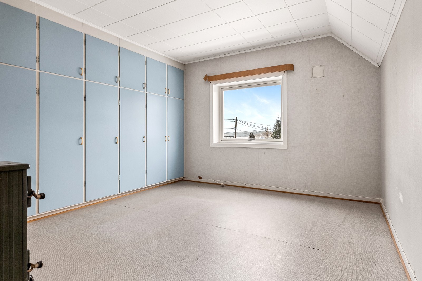 Soverommet er stort, og har en hel vegg med faste garderobeskap som gir rikelig med oppbevaringsplass. Galleribilde