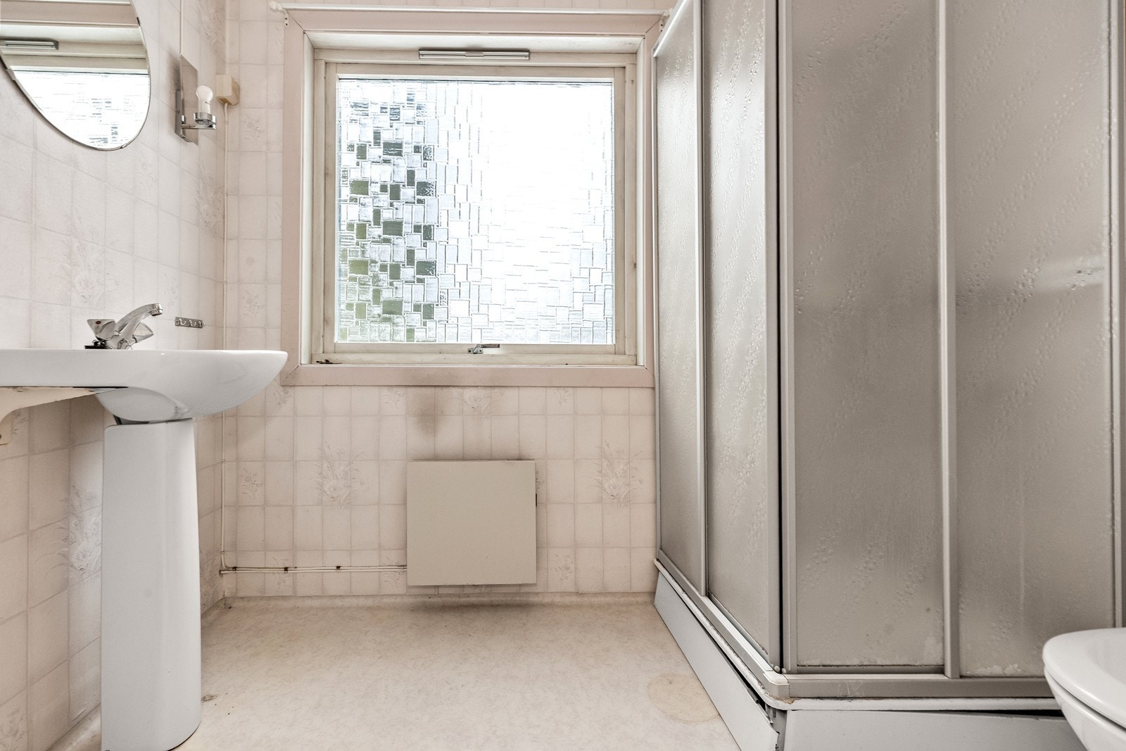 Baderommet ligger i andre etasje og har en eldre standard med behov for oppgradering i sin helhet. Det er belegg på gulvet og våtromstapet på veggene. Det er utstyrt med servant, toalett og dusjkabinett. Galleribilde