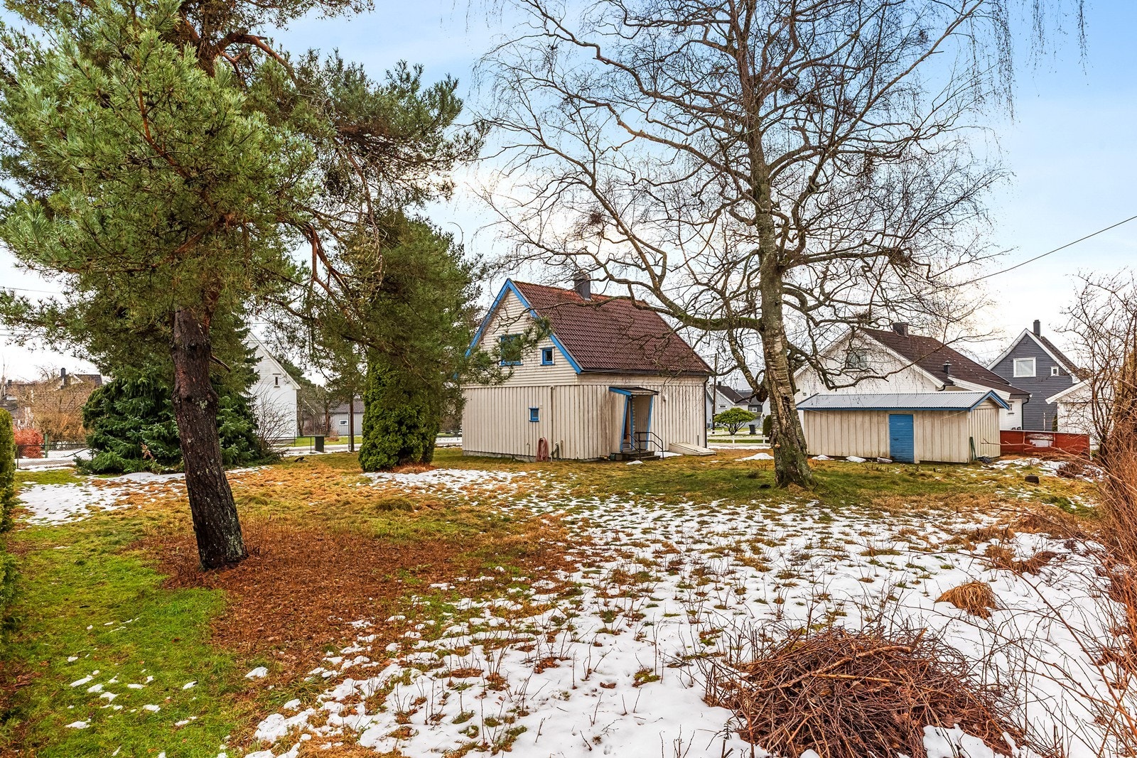 Tomten er opparbeidet med plen og beplantning, og har gruset innkjørsel. Galleribilde