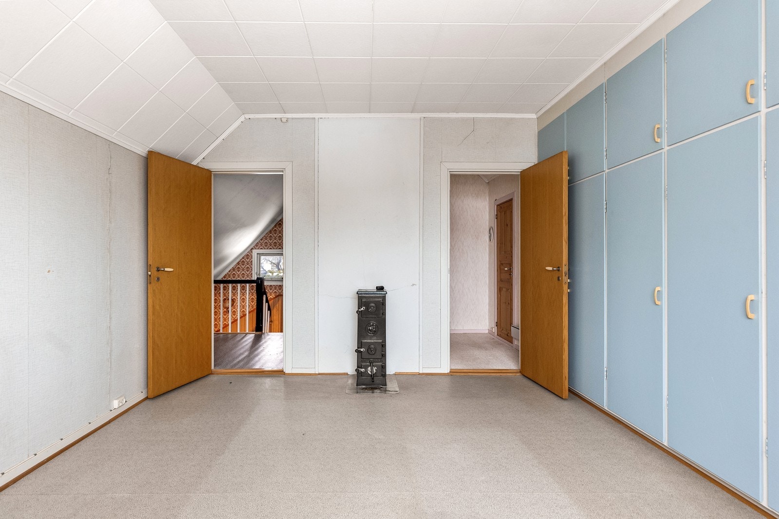 En eldre vedovn på soverommet gir mulighet for supplerende oppvarming. Galleribilde