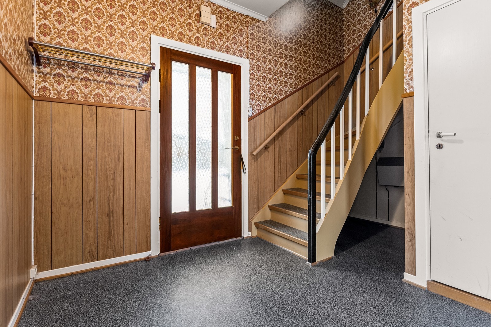 Entré med trapp opp til andre etasje og tilgang til toalettrommet. Galleribilde