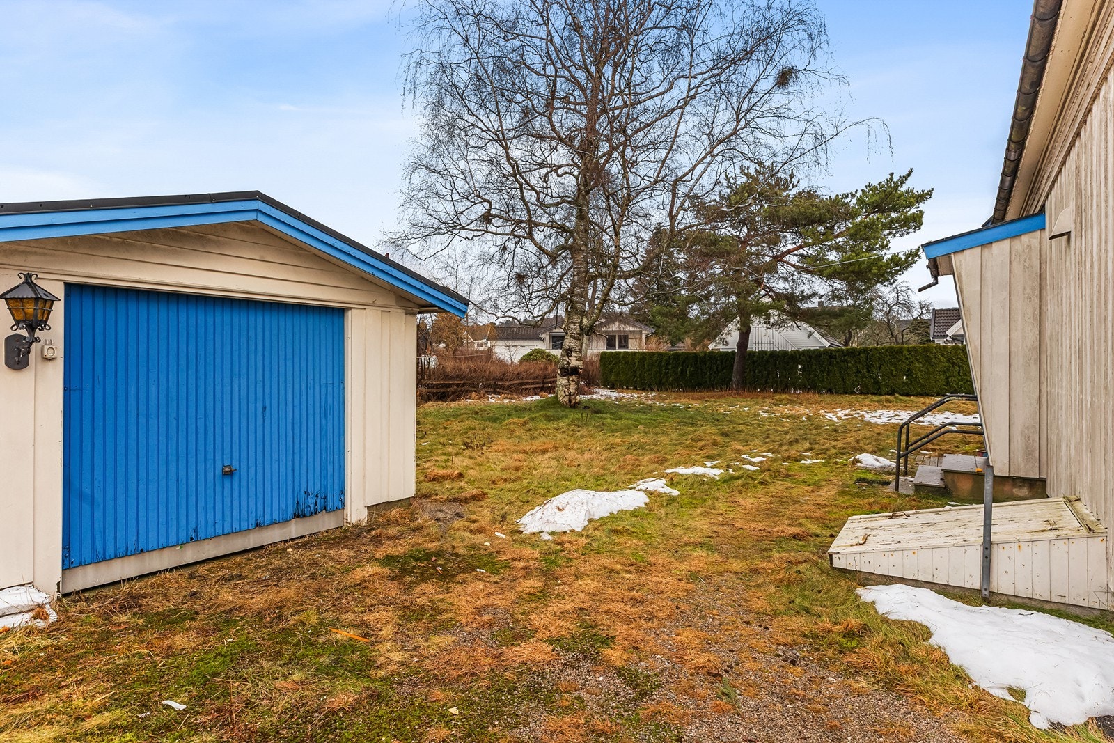 Eiendommen har en solrik og barnevennlig tomt med etablert hage. Galleribilde