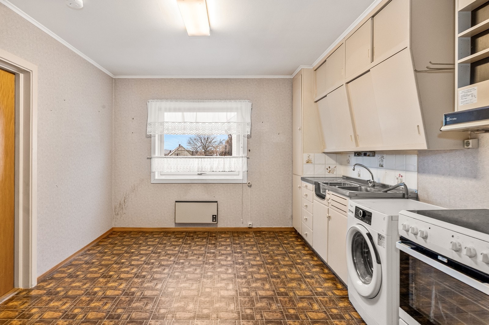 Kjøkkenet er av god størrelse, med eget vindu. Det er utstyrt med en eldre, funksjonell innredning og gir et godt utgangspunkt for modernisering. Galleribilde