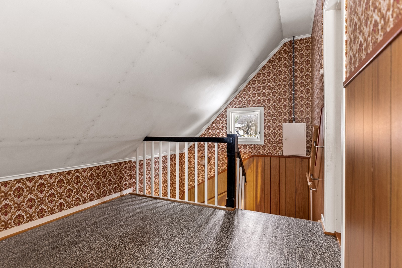 Trappegangen forbinder boligens to etasjer. Her kan en ny eier skape et hjem tilpasset egne ønsker. Galleribilde