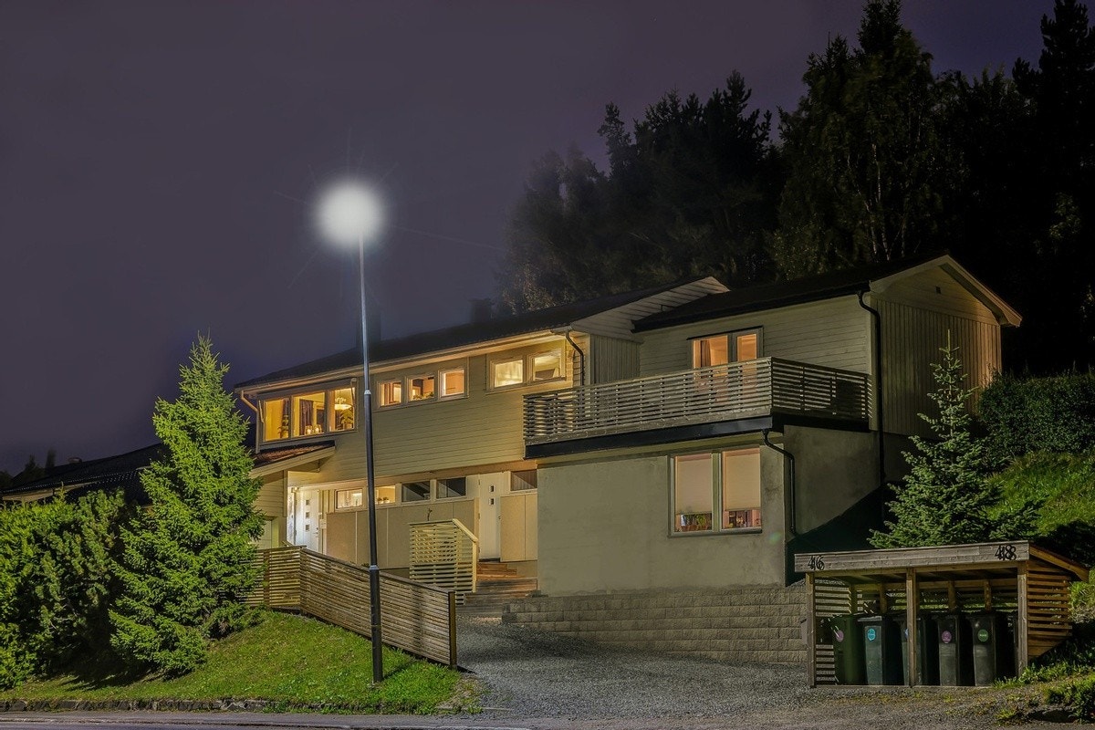 Leiligheten ligger fint til i sokkelen, med store vindusflater som sørger for rikelig med naturlig lysinnslipp. Galleribilde