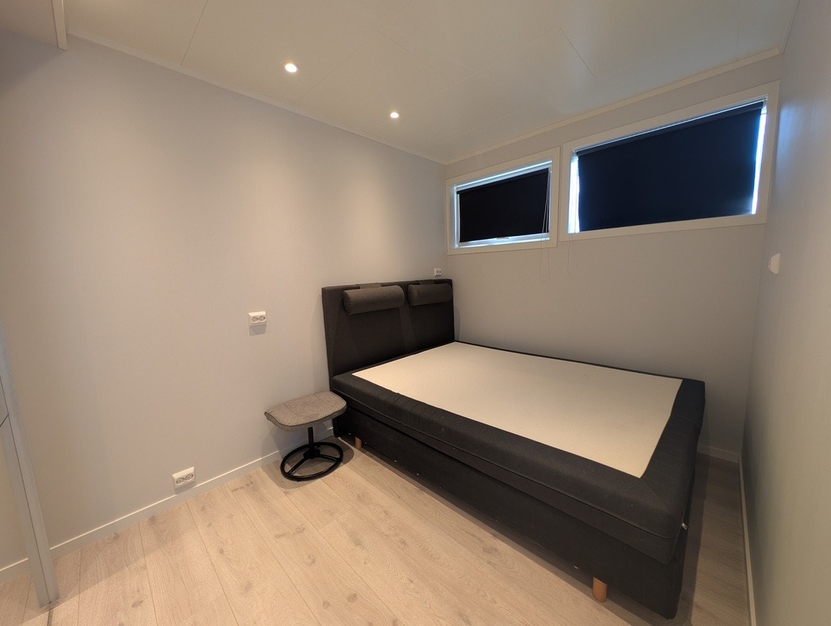 150 seng medfølger. Overmadrass, dyne og pute stiller du med selv av hygieniske årsaker :) Galleribilde