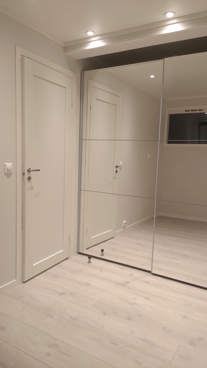 Stort garderobeskap på soverom Galleribilde