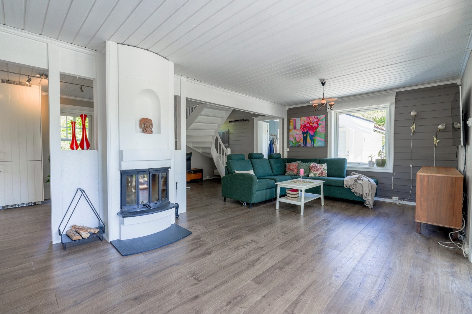 Lys og romslig stue med klassisk peis som gir god varme og skaper en koselig atmosfære på kjølige kvelder. Galleribilde