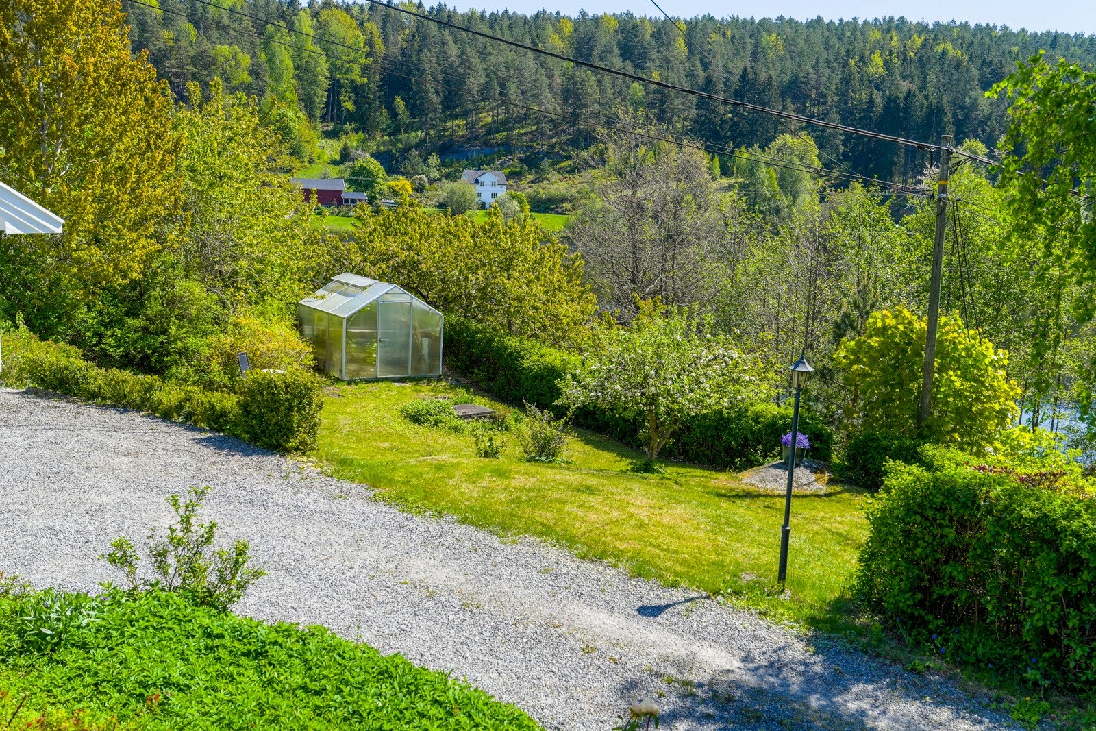 Fra balkongen og ut mot hagen. Galleribilde