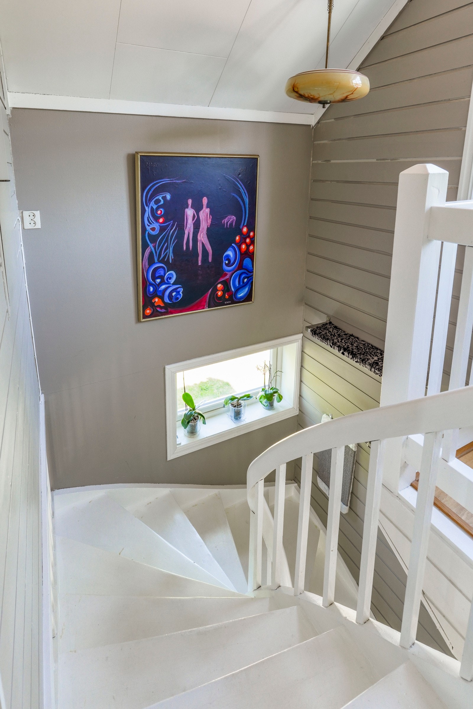 Fra stuen fører en sjarmerende tretrapp opp til andre etasje, hvor du møter en lys trappegang som binder rommene sammen. Galleribilde