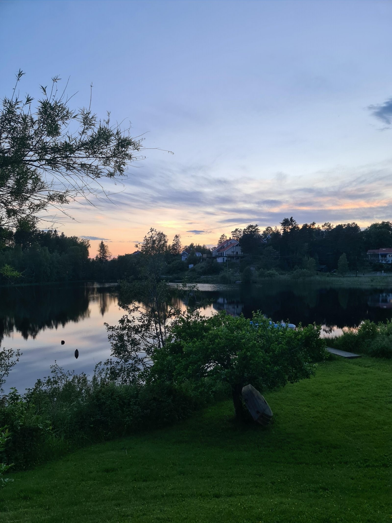 Tjern med badeplass og brygge rett nedenfor boligen (eiers eget bilde) Galleribilde