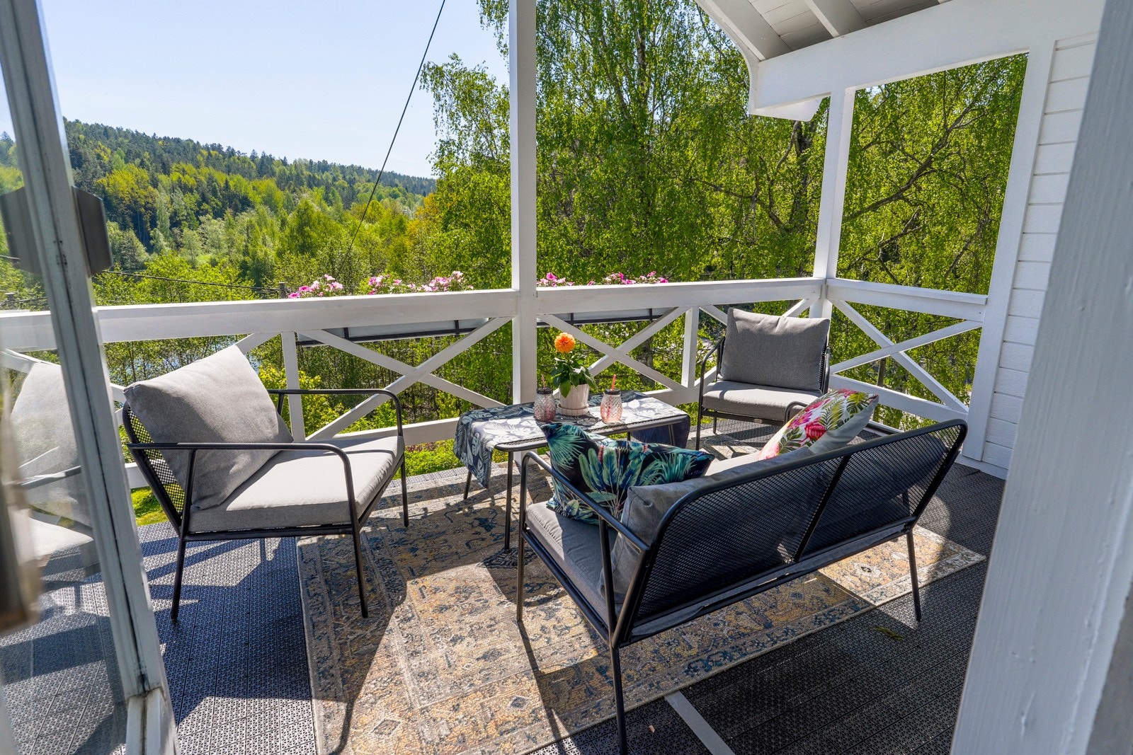 Start dagen med en kaffekopp på den hyggelige balkongen som ligger høyt og fritt. Galleribilde