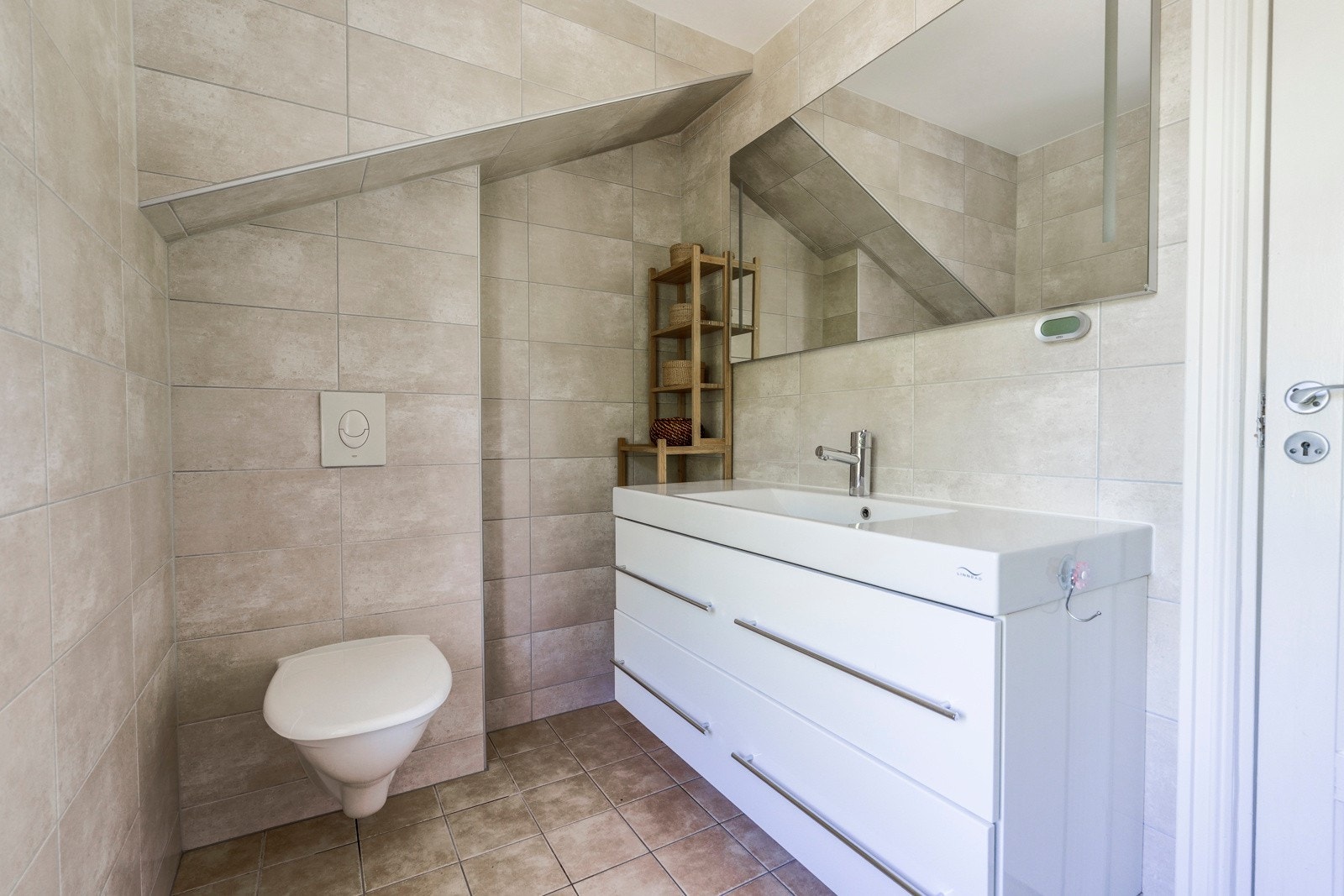 Romslig, flislagt og innbydende bad. Galleribilde