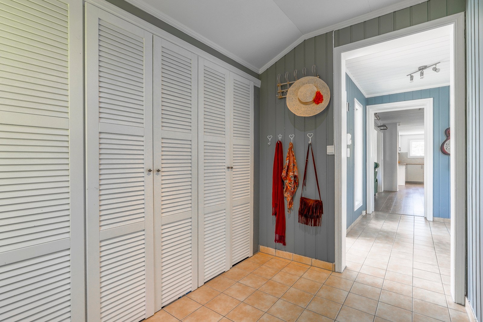 Innenfor entréen er det stort gang som er innredet med garderobeskap som gir god plass til familiens klær og ustyr. Galleribilde