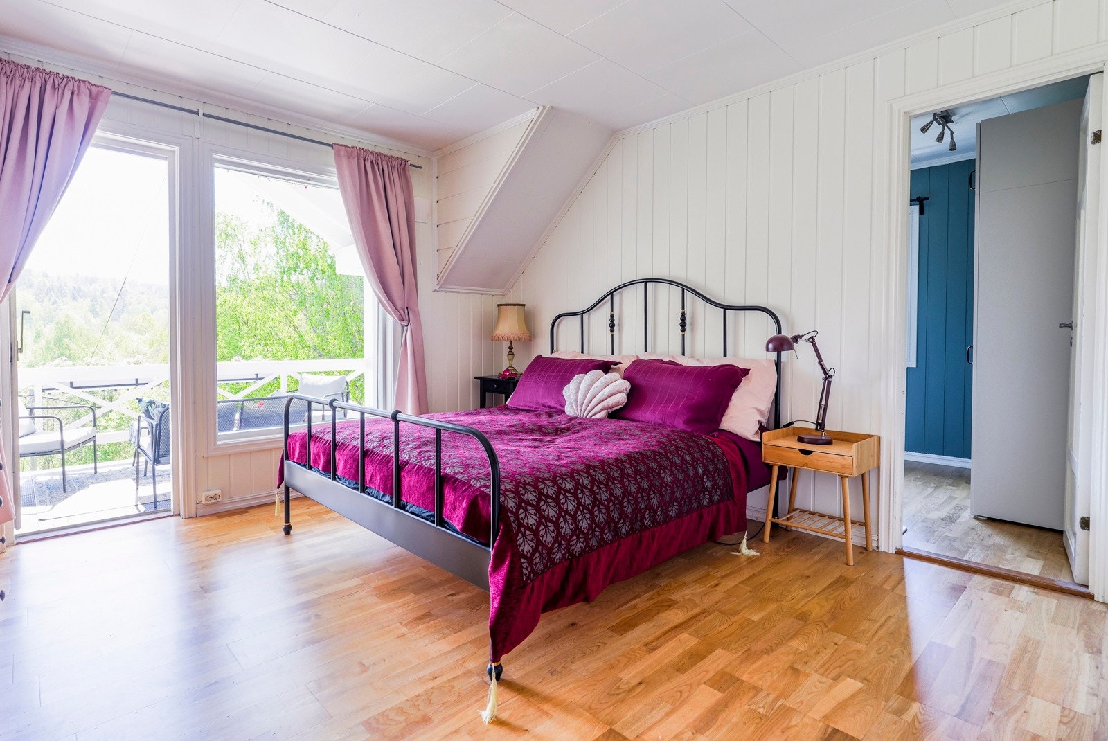 I etasjen er det 4 soverom med utsikt over det vakre landskapet. Galleribilde