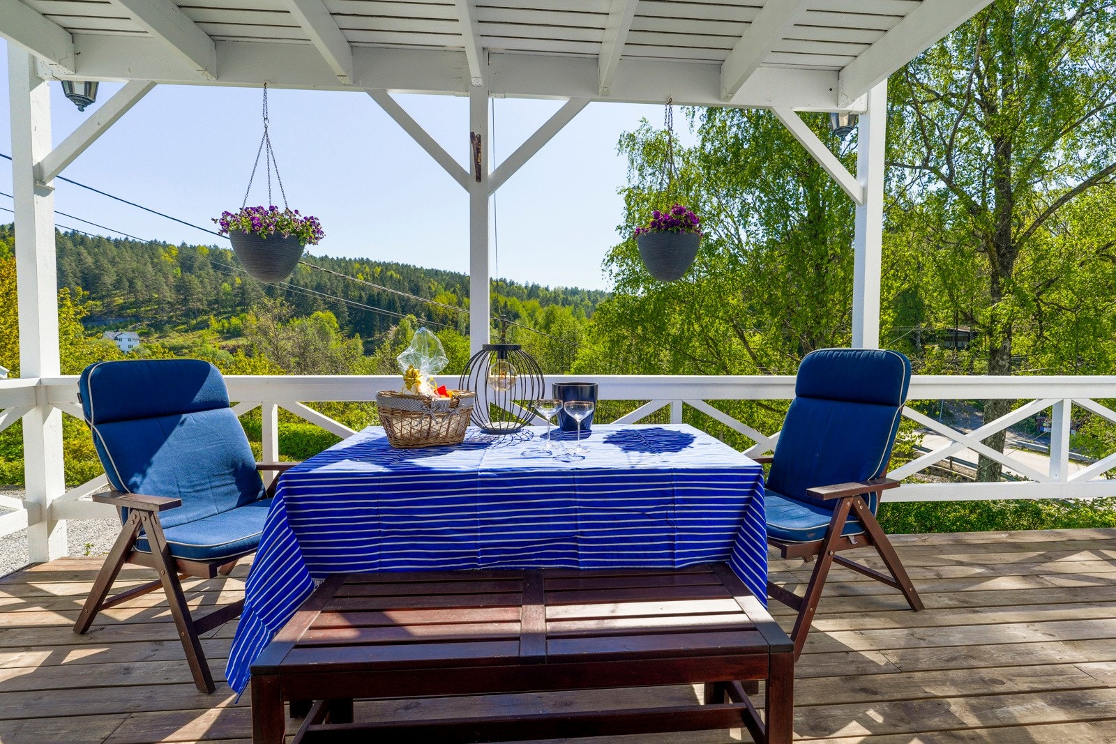 Balkongen er et perfekt sted for morgenkaffen, lange sommermiddager eller rolige kvelder i kveldssolen. Galleribilde