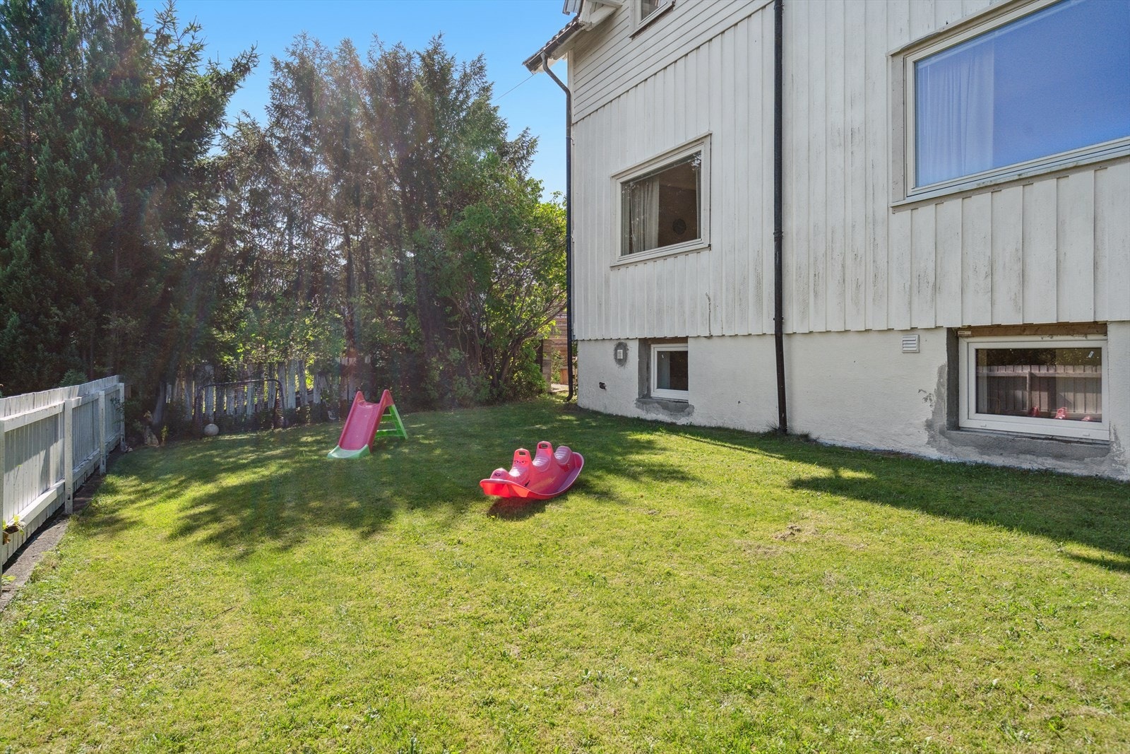 Her ses den usjenerte hagen som ligger mot øst - den perfekte "lekeplassen" med god plass til store uteleker. Galleribilde