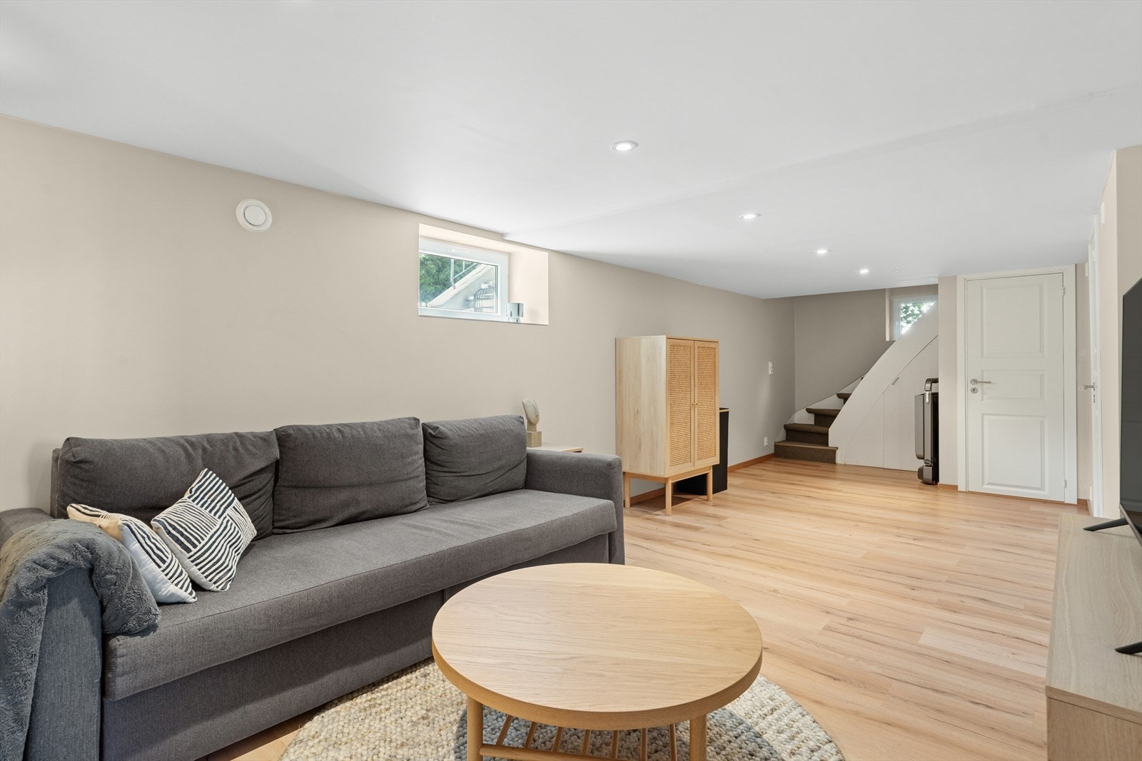 Stor og lys kjellerstue med mange bruksmuligheter. Galleribilde