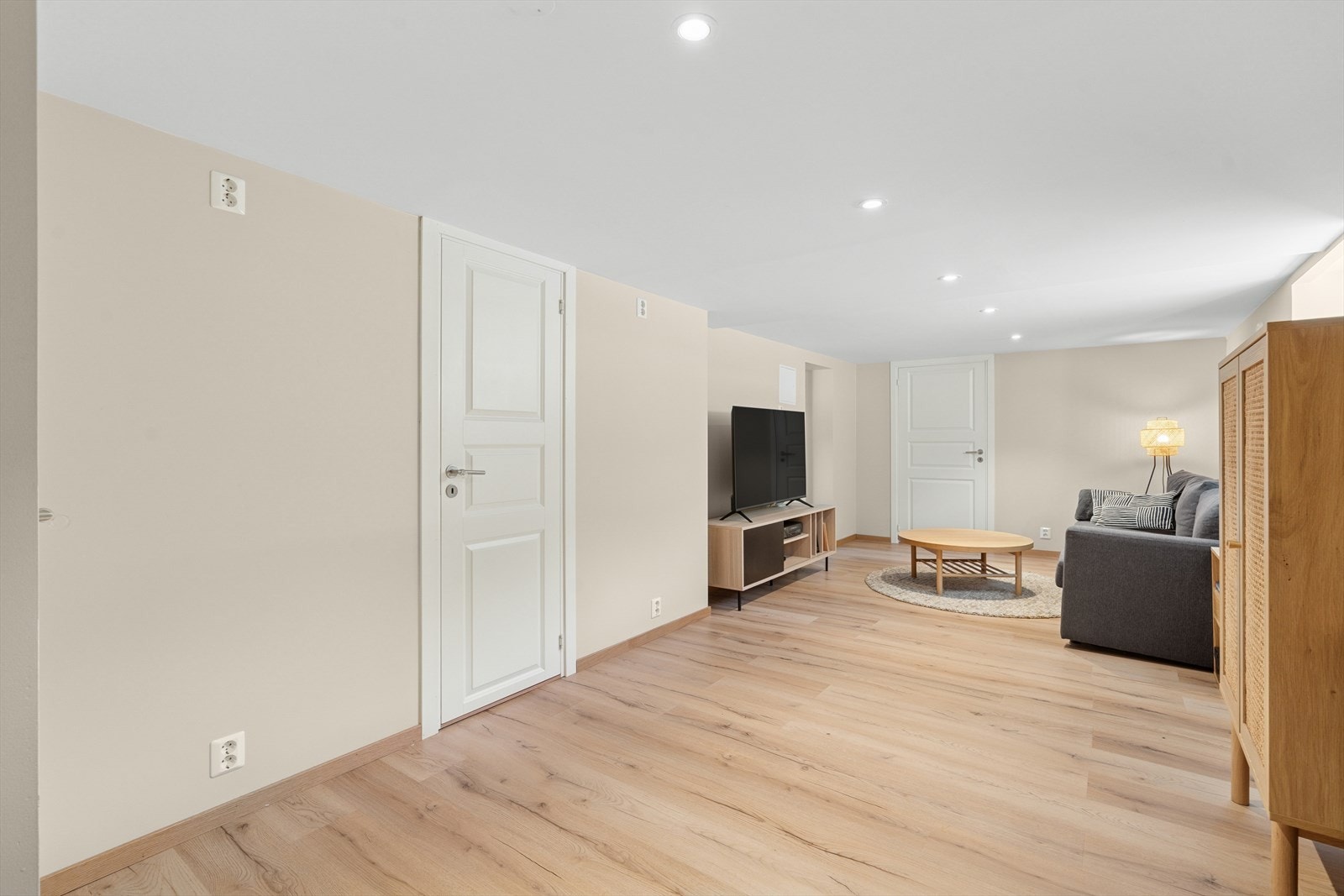 Kjelleren ble innredet i 2023 og det er montert "Active Dry Tec" (elektronisk drenering) fra SmartDrenering AS. Galleribilde