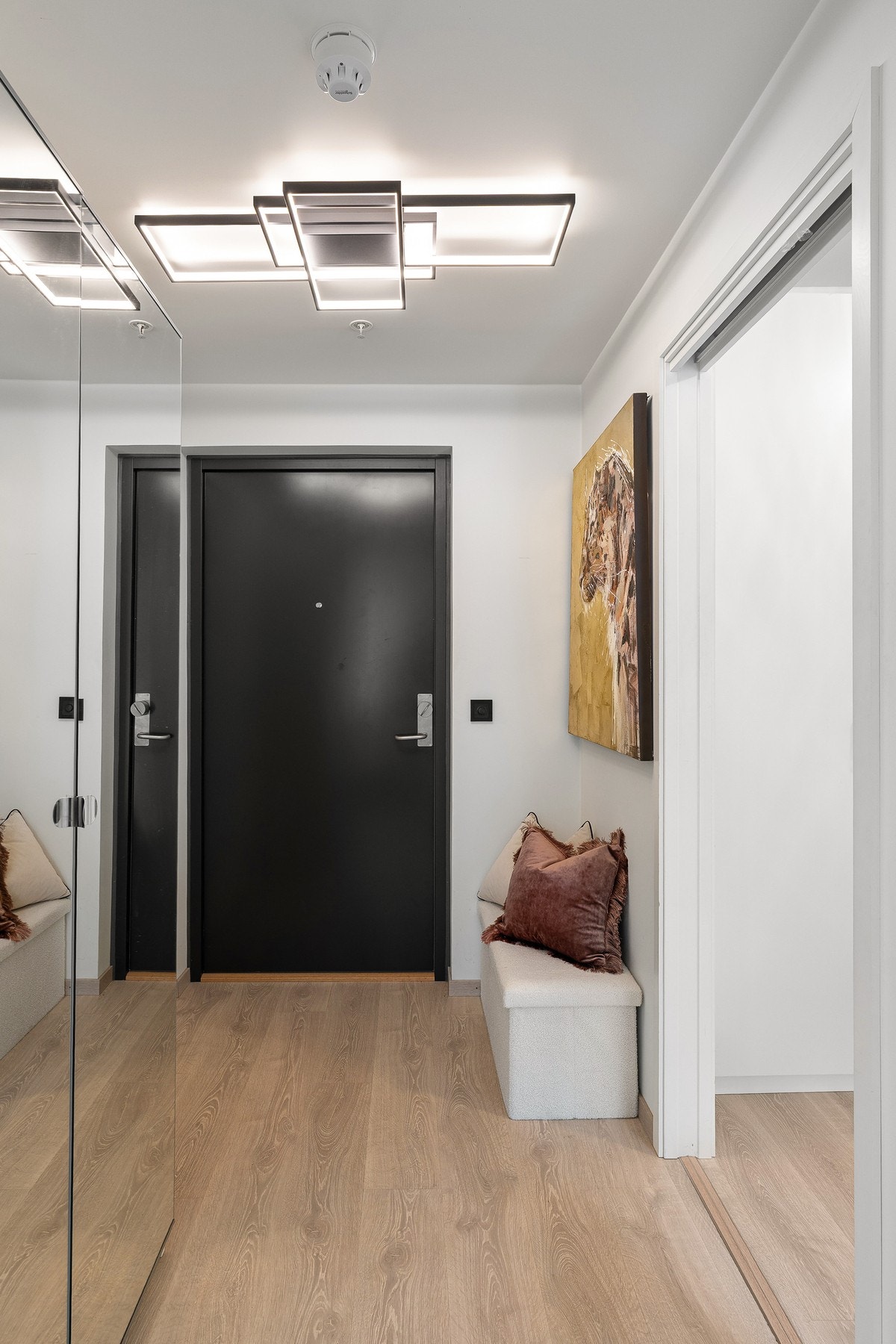 Entréen gir et ryddig og godt førsteinntrykk, med praktisk plass til yttertøy og sko. Galleribilde