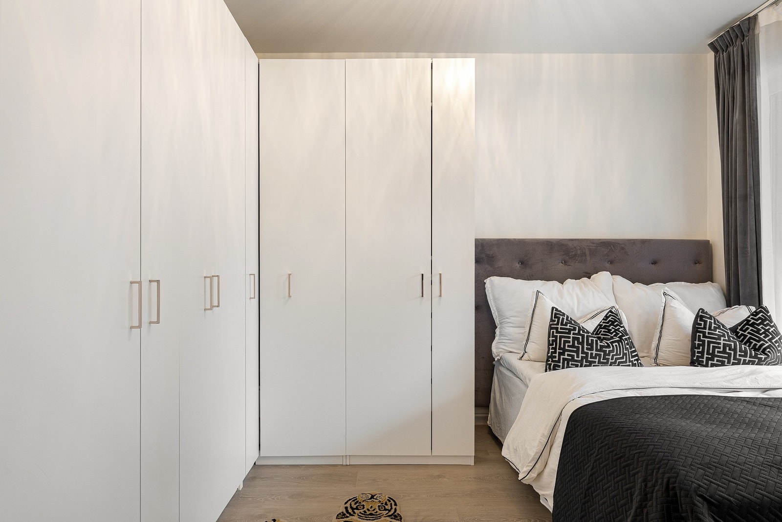 Soverommet oppleves rolig og behagelig, med god plass til dobbeltseng og tilhørende møblement. Galleribilde