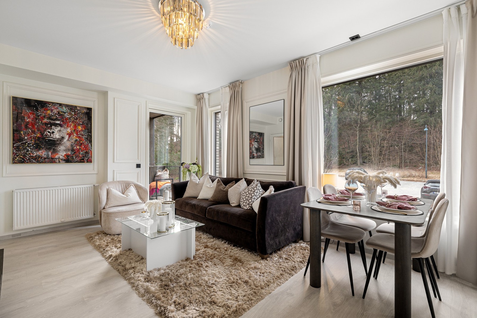 Stuen er lys og innbydende med store vindusflater og meget god takhøyde (ca. 2,71 m i stue/kjøkken) Galleribilde