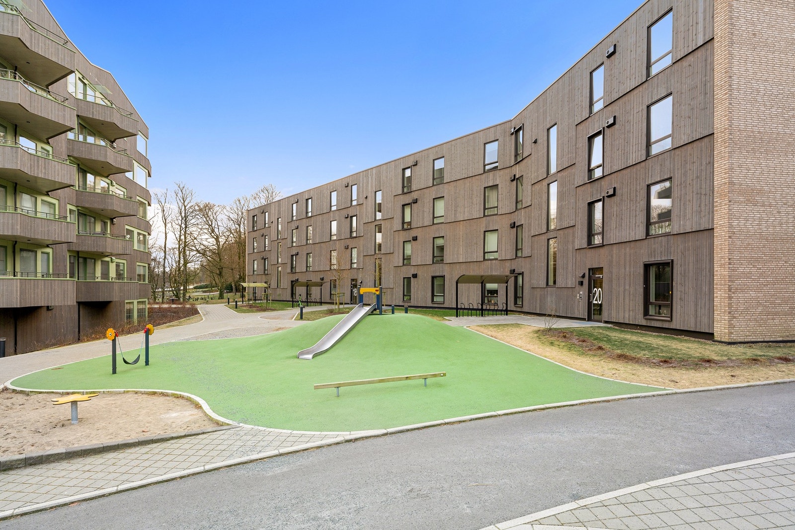 Det er steinsatte, opplyste gangstier mellom byggene, og videre har man velholdte grøntarealer og beplantning. Galleribilde