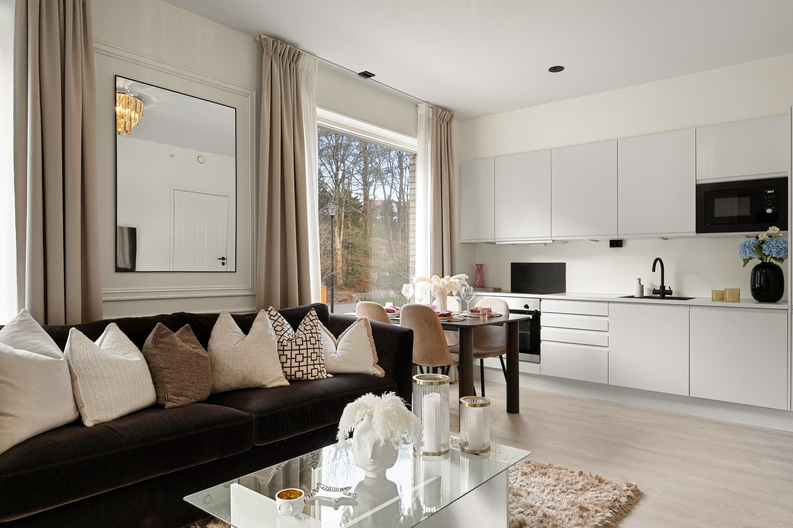 Kjøkkenløsningen gir fine arbeidsflater samt en naturlig plassering av spisebord ved vinduene. Galleribilde