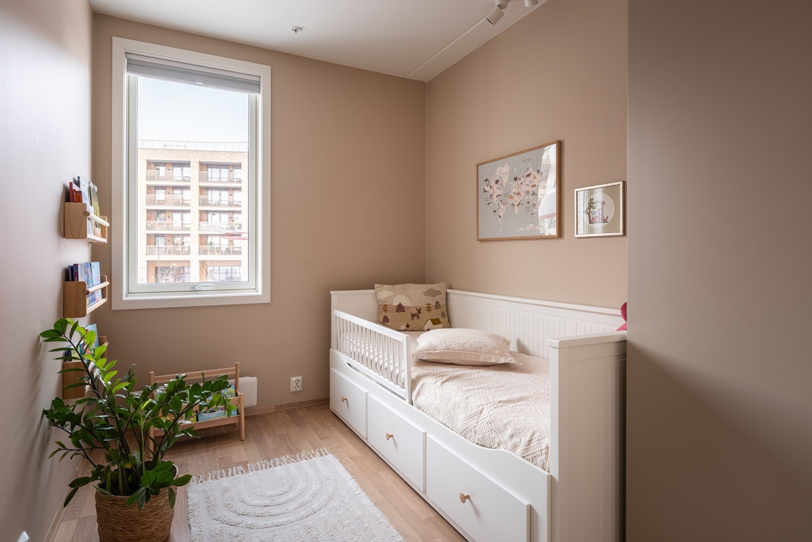 Innbydende barnerom med plass til seng, skrivepult og lekeplass. Galleribilde