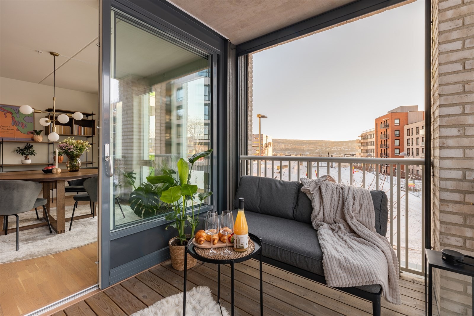 Gulvet er lagt med terrassebord, noe som gir et lunt og behagelig uttrykk. Galleribilde