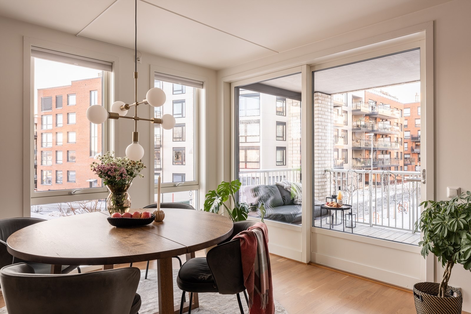 Skyvedøren skaper en sømløs overgang mellom ute- og innerom. Galleribilde