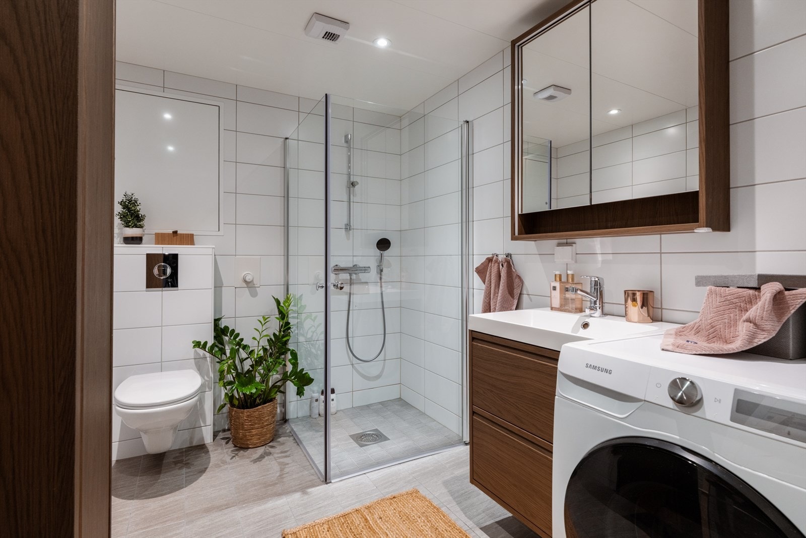 Her får dere rikelig med lagringsplass i flere praktiske skap. Galleribilde