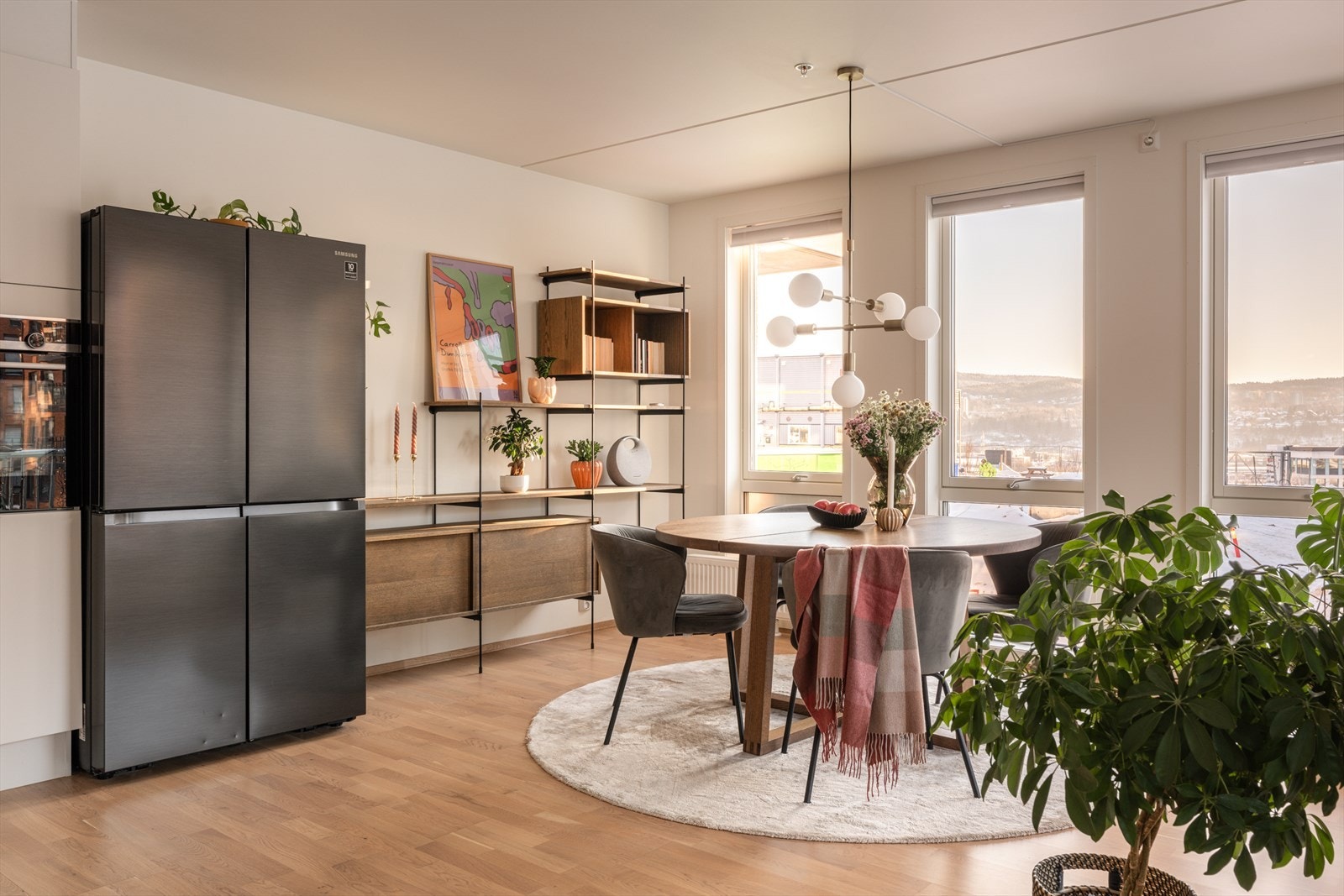 Et hyggelig spisebord finner sin naturlige plass og innbyr til sosiale lag, så vel som hverdagslige måltider med familien. Galleribilde