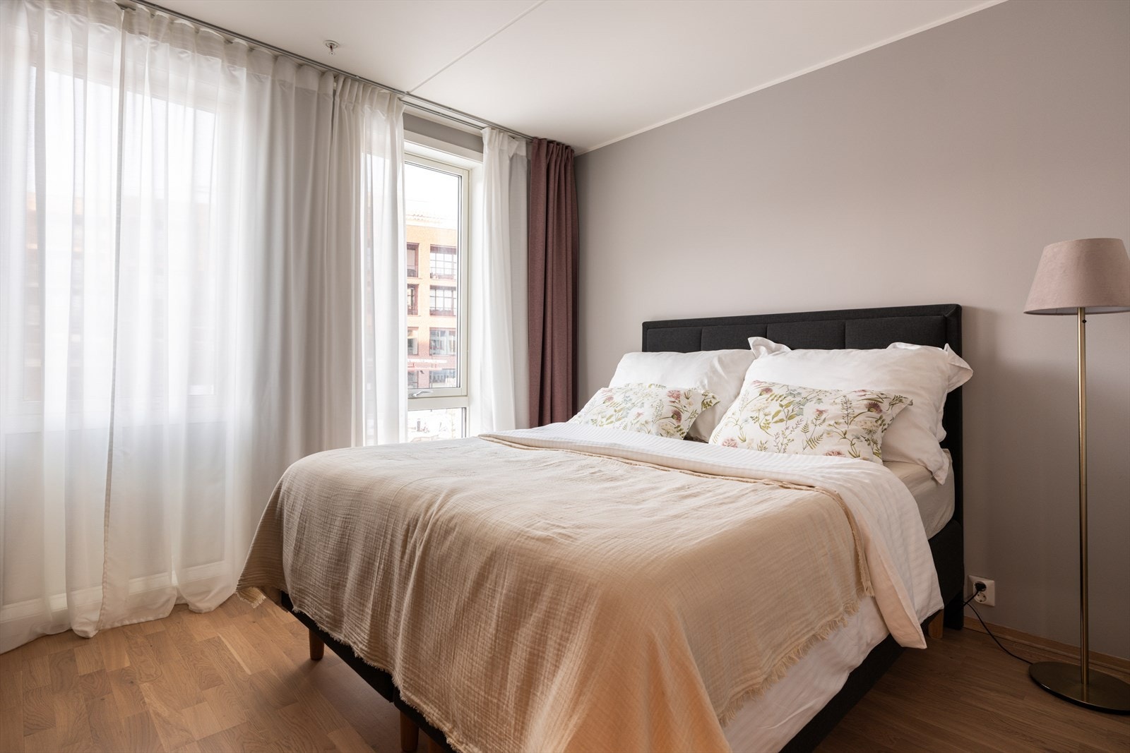 Luftig hovedsoverom med plass til dobbeltseng og nattbord på sidene. Galleribilde