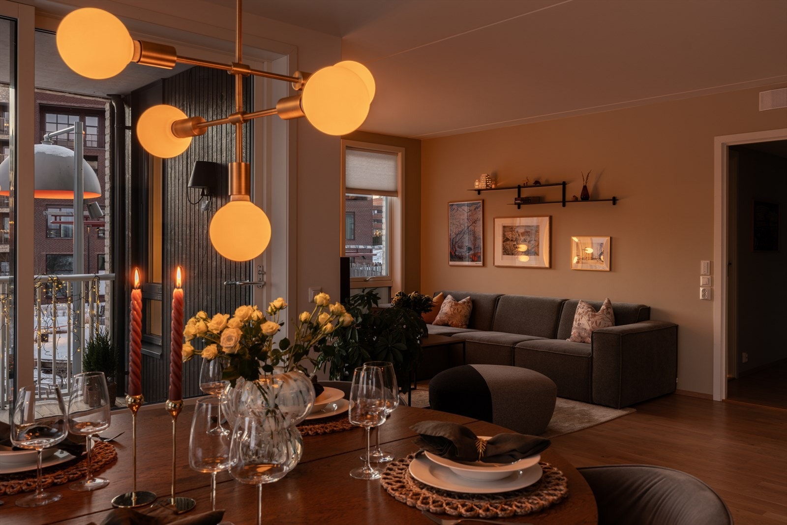 Kveldsstemning fra stuen. Galleribilde