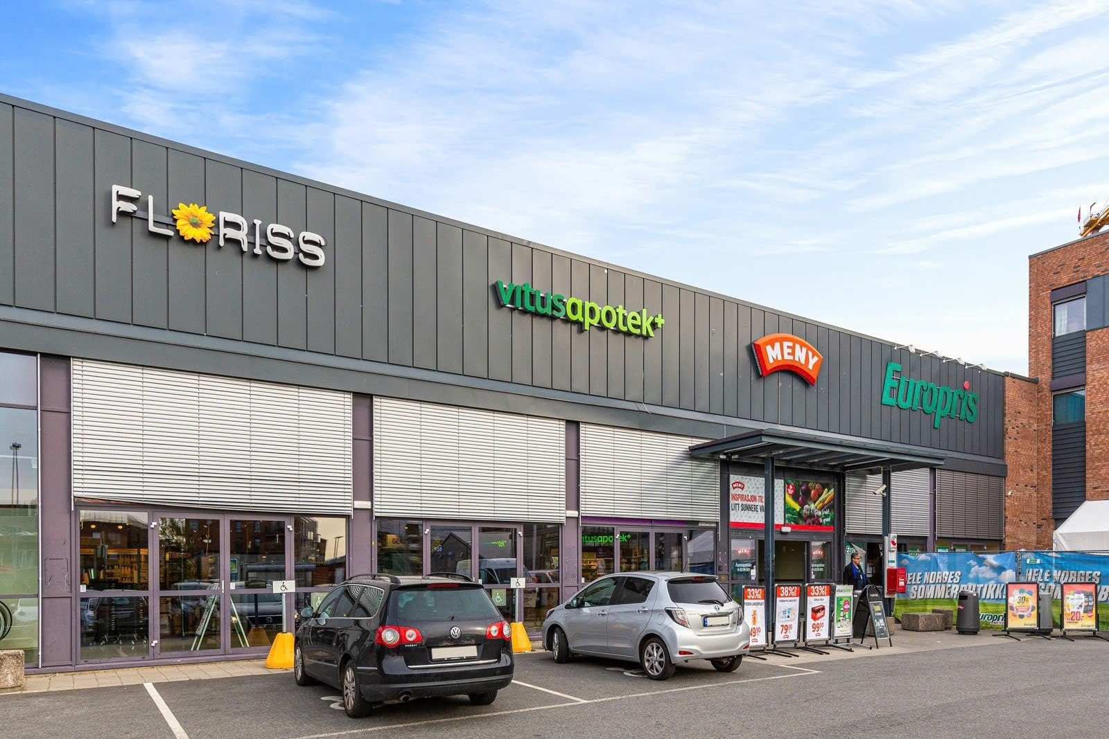 I næromra det finner du dagligvarebutikker som Meny, Kiwi og Rema 1000. Det nye torget pa Vollebekk byr i tillegg pa serveringssteder og butikker.jpeg Galleribilde