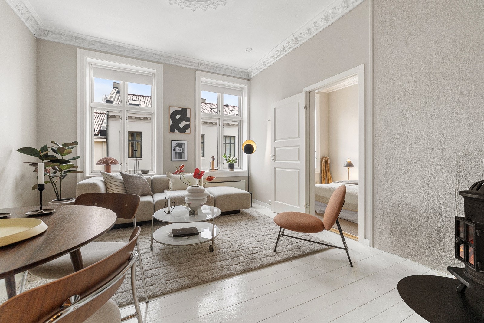 Stuen er av god størrelse og har plass til både sofagruppe og spisebord. Store vindusflater sørger for rikelig med naturlig lys, og den gode takhøyden gir rommet en luftig romfølelse. Galleribilde