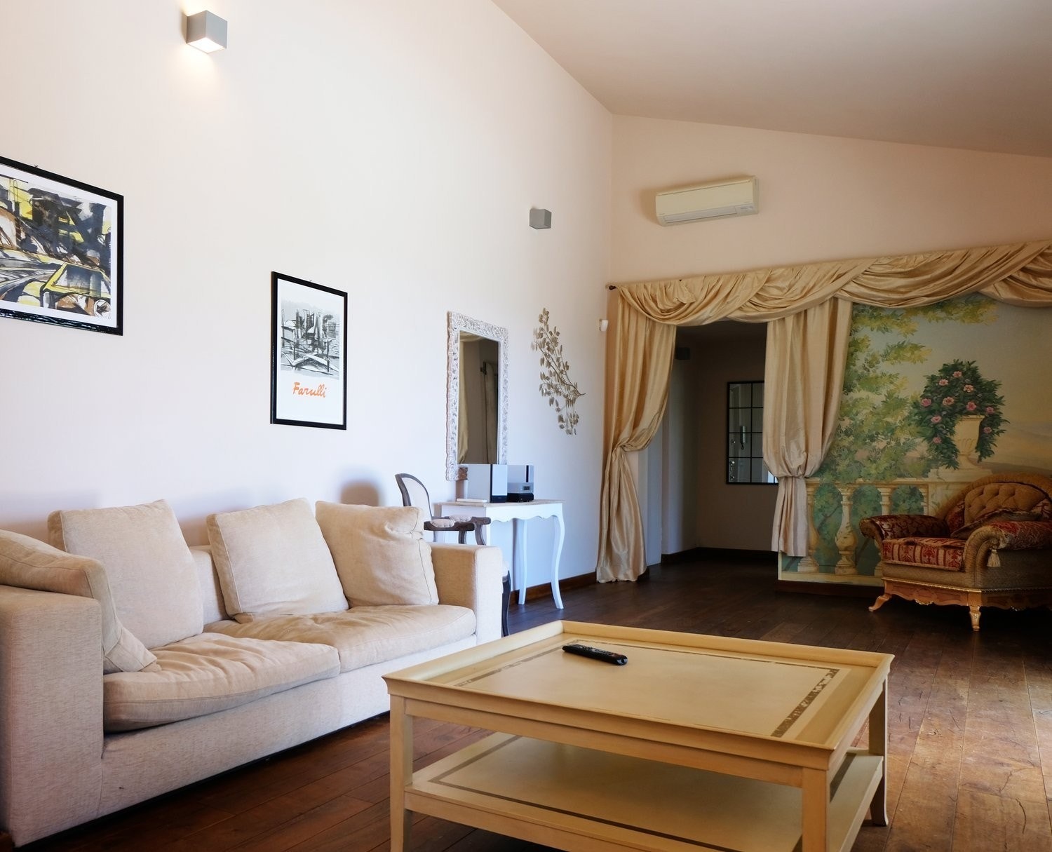 Stuen er lys og åpen. Galleribilde