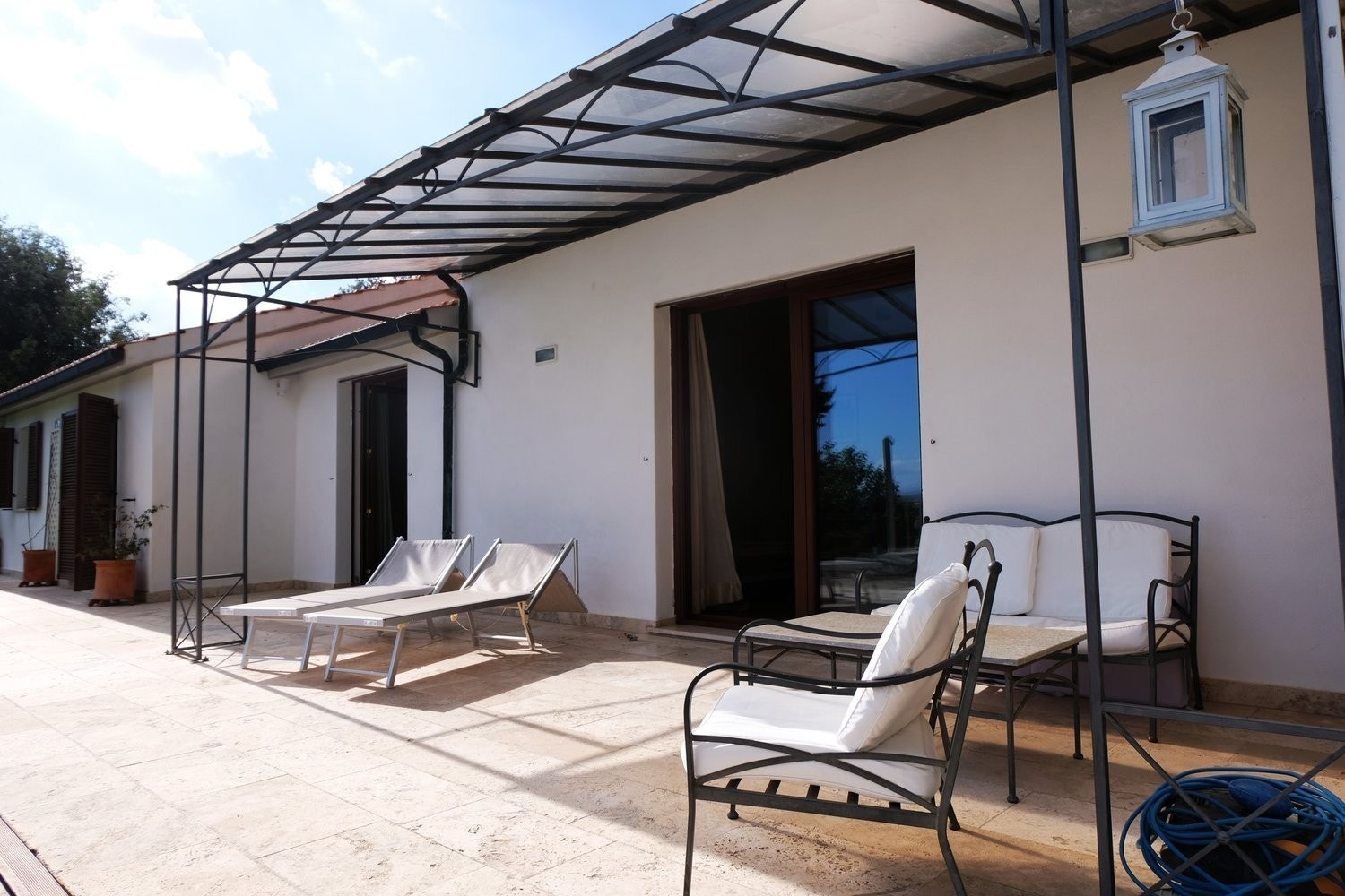 Dører fra kjøkken og ut til steinbelagt hage hvor vi har spisebord. Galleribilde